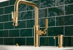 Squeeze Trigger Descanso Quad Spout Pull Down Kitchen Faucet