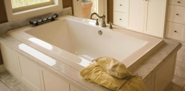Deep Rectangle Soaking Tub with Decorative Rim